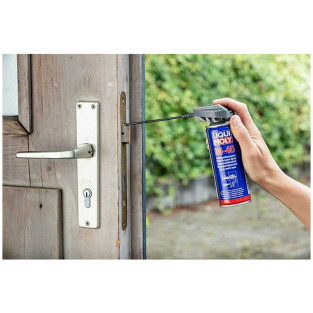LM40 fra Liqui Moly renser og smører nemt og hurtigt alle husets døre - både indvendigt og udvendigt.