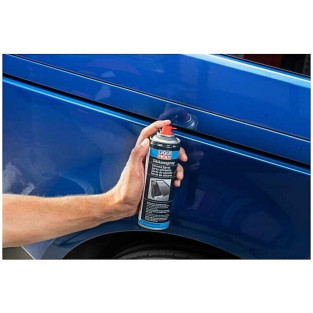 Silikone spray fra Liqui moly i brug på bil (blå)