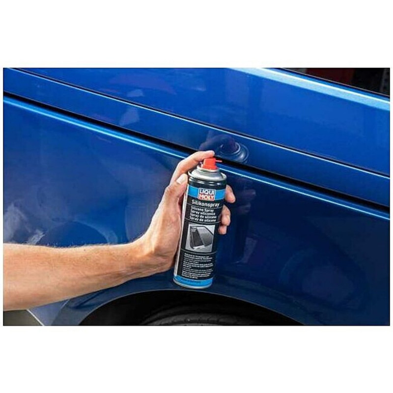 Silikone spray fra Liqui moly i brug på bil (blå)