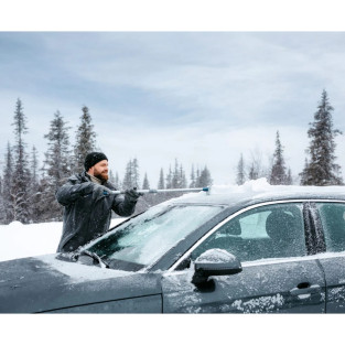 Fjerning af sne fra bilens tag med sne rydderen fra finske Kungs