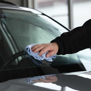 Voks og silikone fjerner produkt påsmurt bilens forrude, poleres væk med microfiberklud